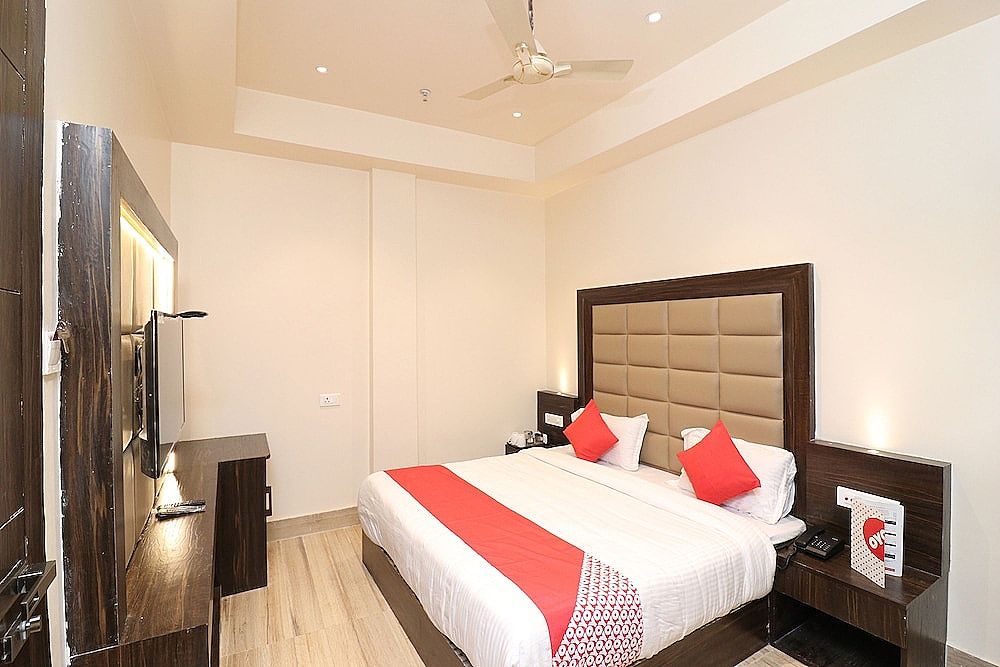 OYO 24608 Sanjay Galaxy Premium Double or Twin Room 2