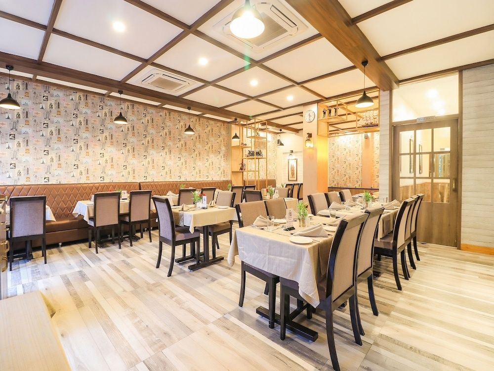 undefined OYO 7583 Hotel Suraj Palace 1 3