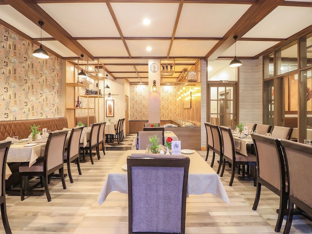 undefined OYO 7583 Hotel Suraj Palace 1 4