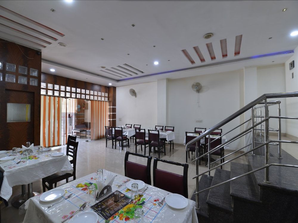 undefined OYO 13346 Hotel A R Ganpati Plaza 4