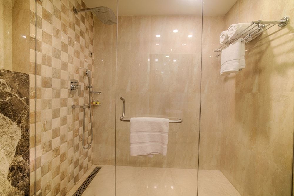 Vivanta Jamshedpur , Golmuri Superior Room City View King Bed 3