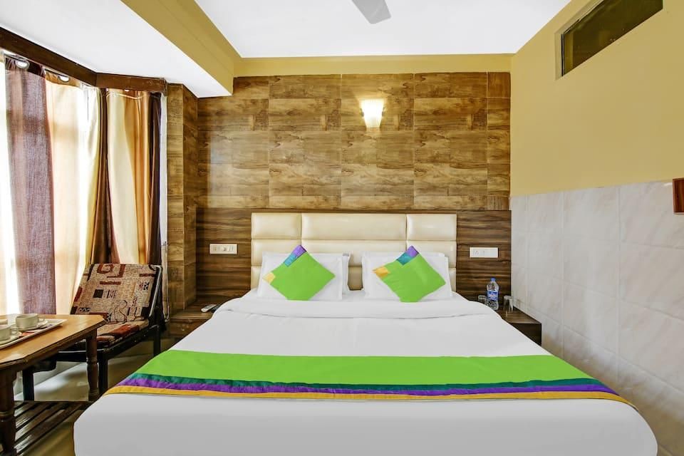 Itsy Hotels Amrita Raghunath Bazaar Jammu Deluxe Double Room 3