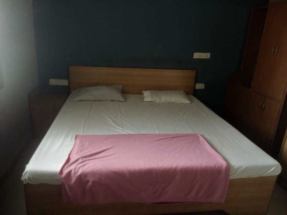 undefined iROOMZ Pranathi Comforts 4