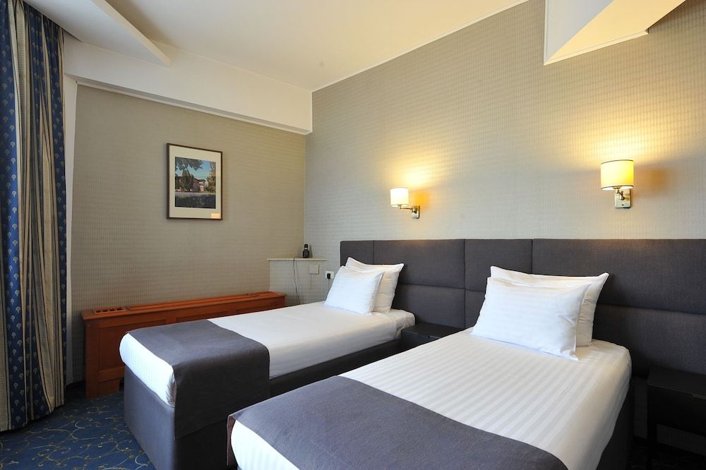 undefined Crystal Palace Hotel 5