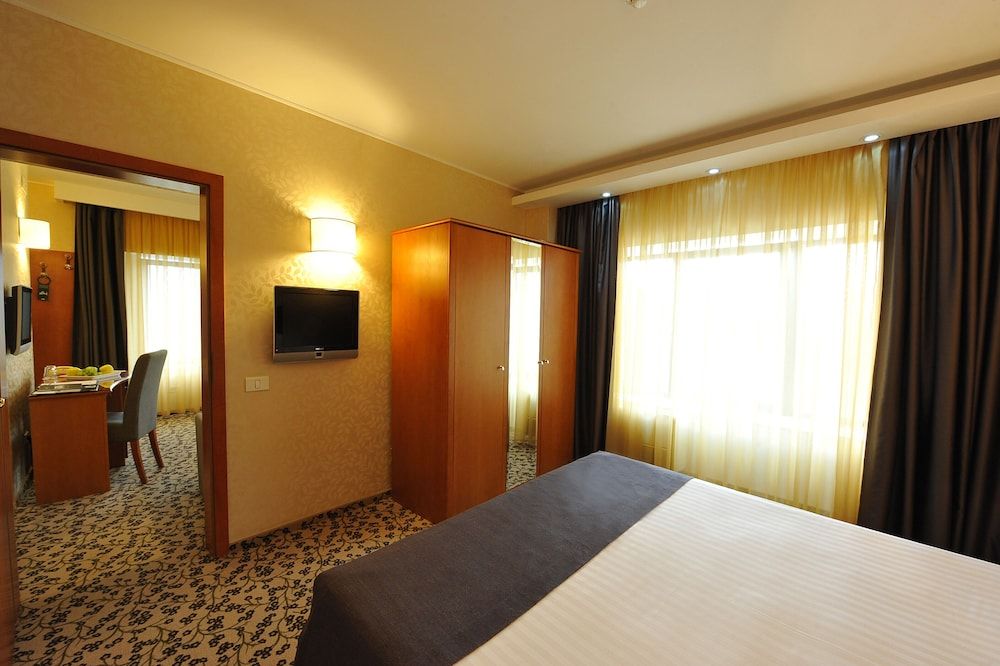 undefined Crystal Palace Hotel 10