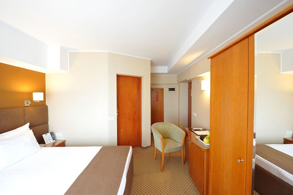 Crystal Palace Hotel Standard Queen 6