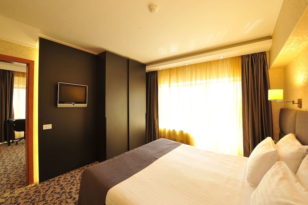 undefined Crystal Palace Hotel 8