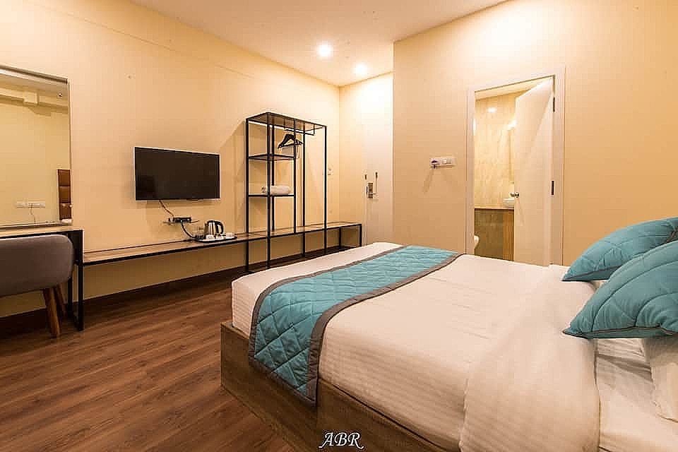 Caramel Hotels Deluxe Double Room 10