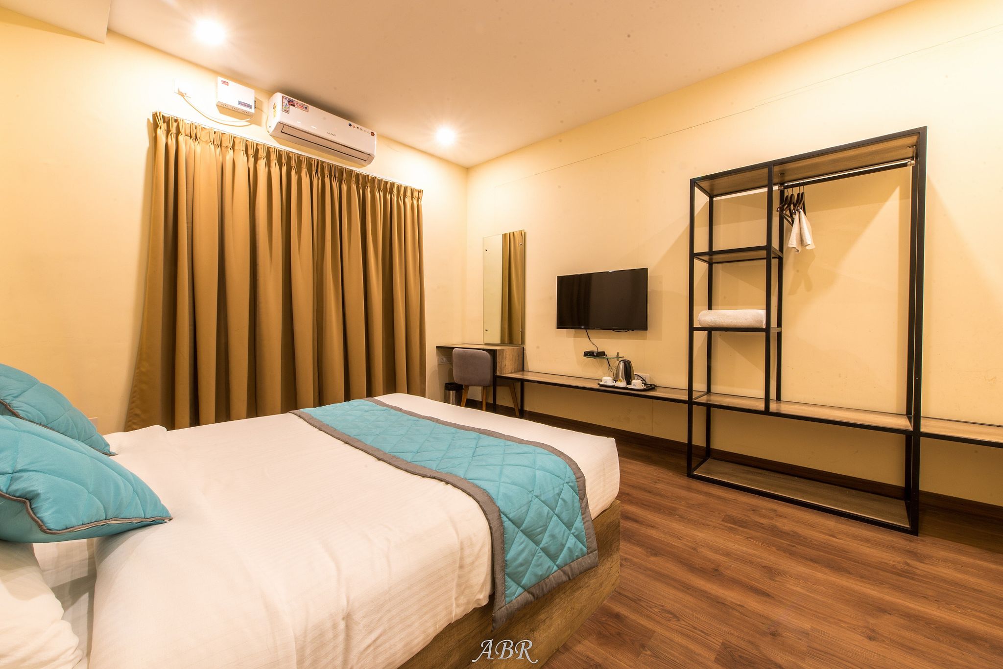 Caramel Hotels Deluxe Double Room 4