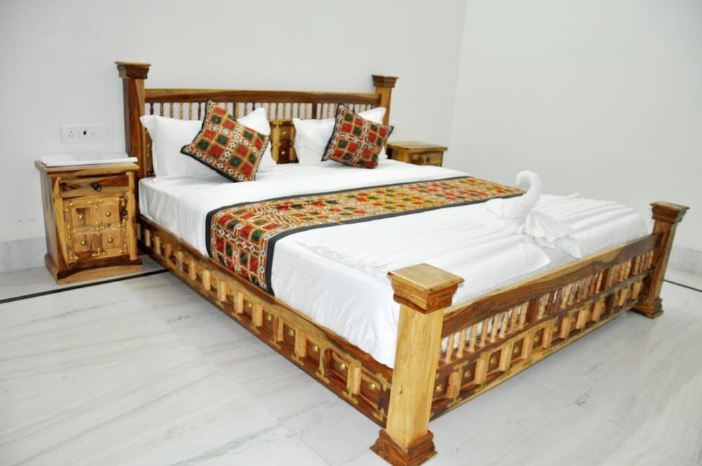 Sartaj Hotel