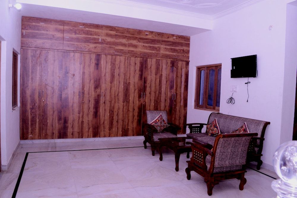 Sartaj Hotel