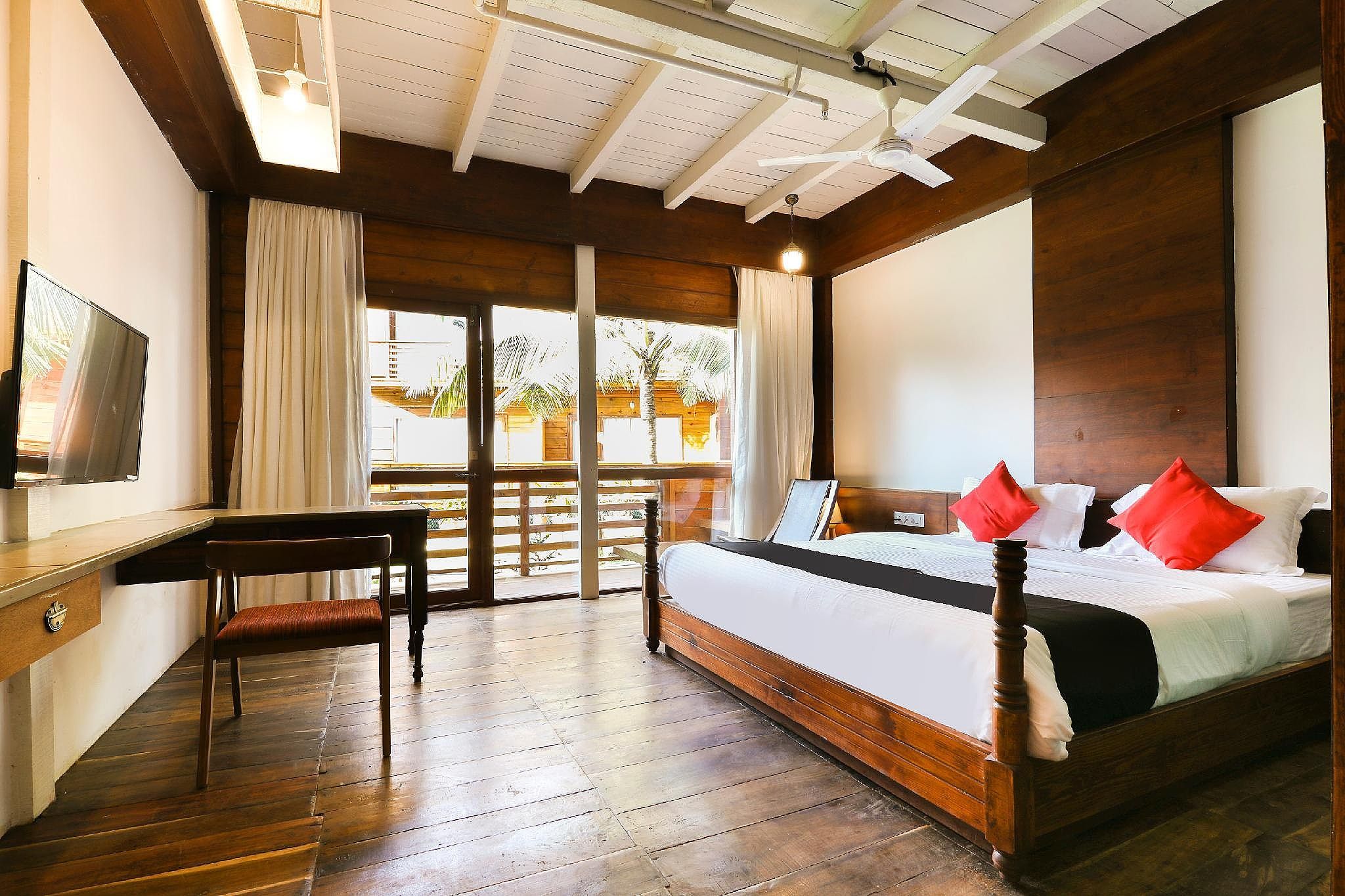 Aqua Marina Beach Cottages Deluxe Cottage with Pool View 18