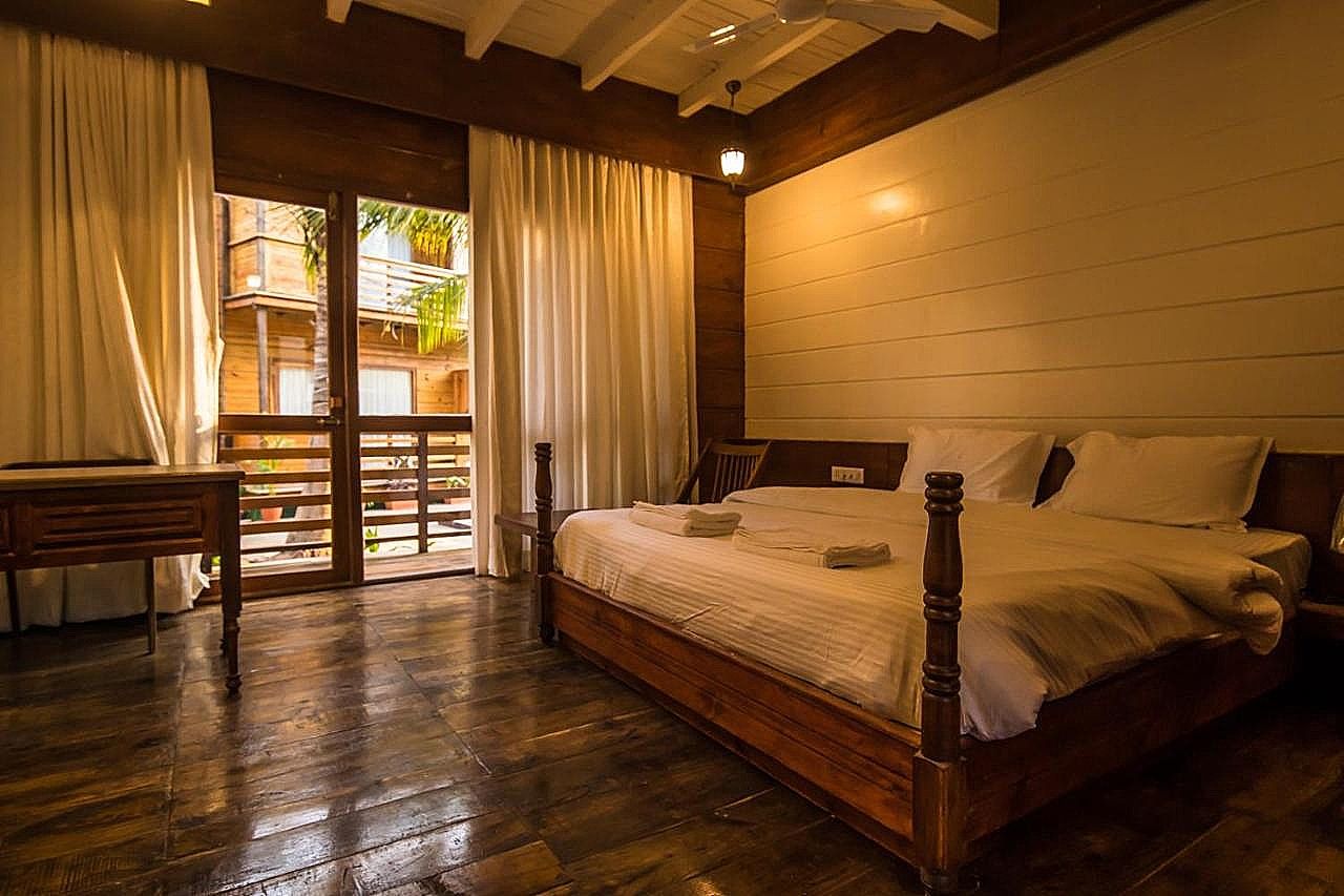 Aqua Marina Beach Cottages Deluxe Cottage with Pool View 2