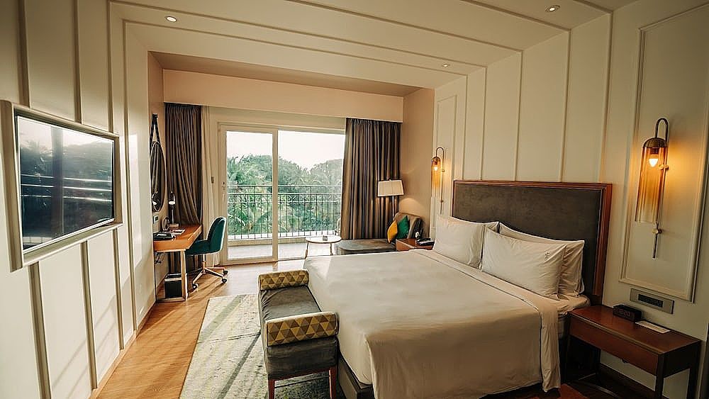 Standard Room, 1 King Bed, Pool View