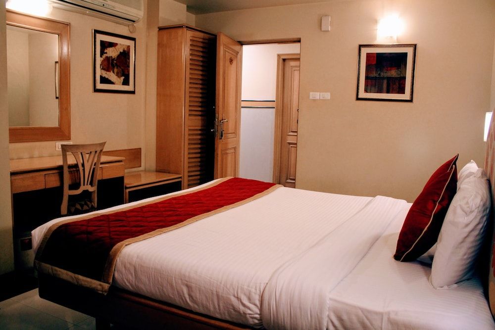 Deluxe Double or Twin Room, Multiple Beds, Smoking, City View