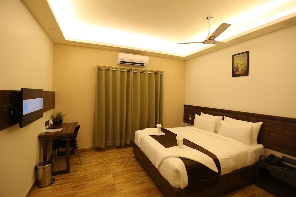 The Ventura Grand Hotel Deluxe Room 3