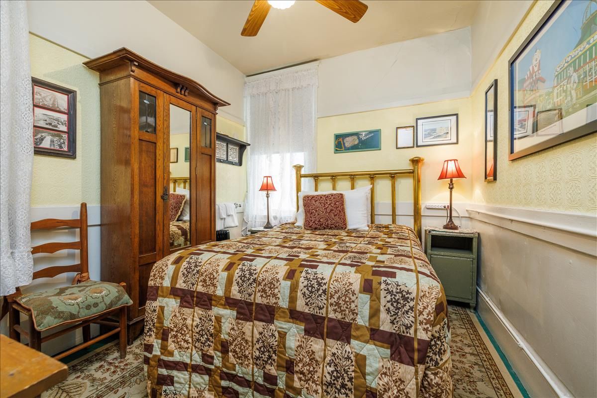 San Remo Hotel Double Bed with Shared Bathroom