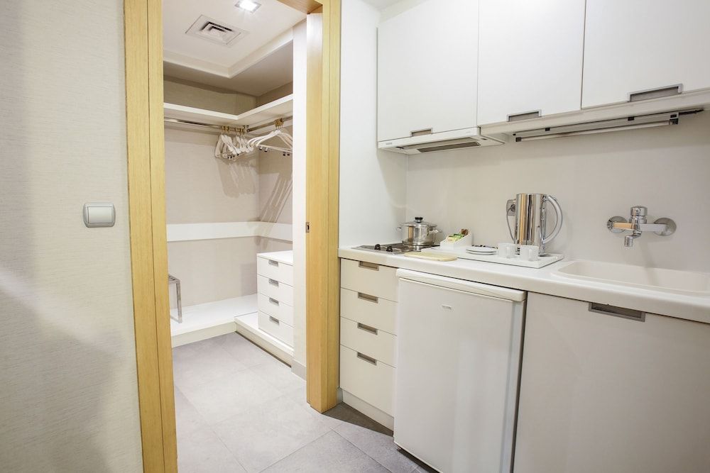 Housez Suites and Apartments - Special Class Business Suite 4