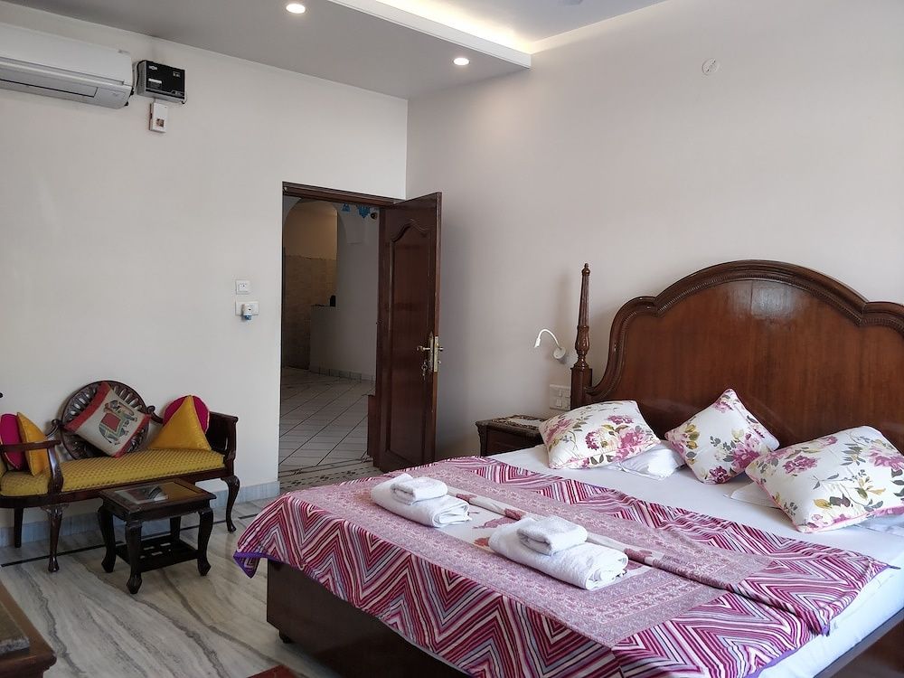 All Seasons Homestay Super Deluxe Double Room 18
