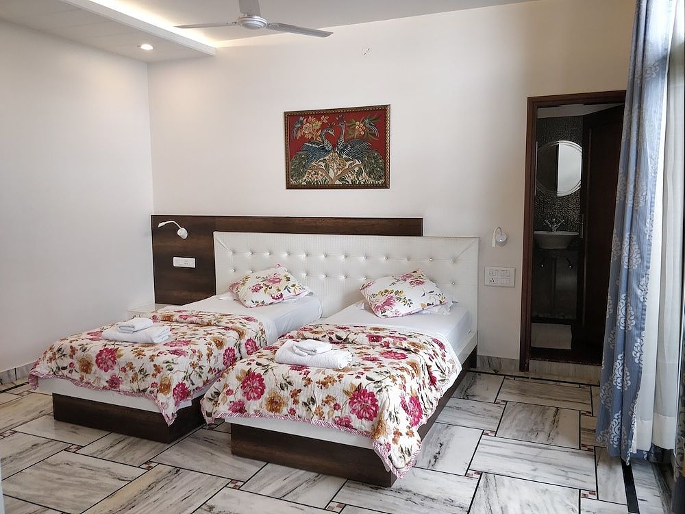 All Seasons Homestay Super Deluxe Double Room 11