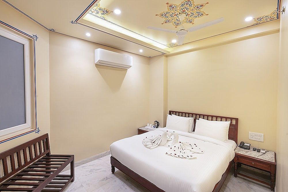 Hotel Bayan Elegance Deluxe Room 4
