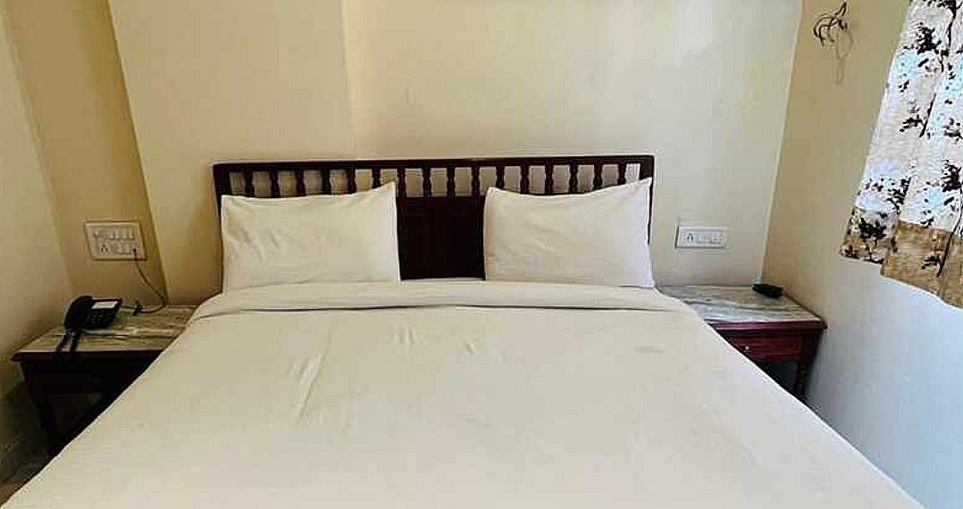 Hotel Bayan Elegance Deluxe Room 8