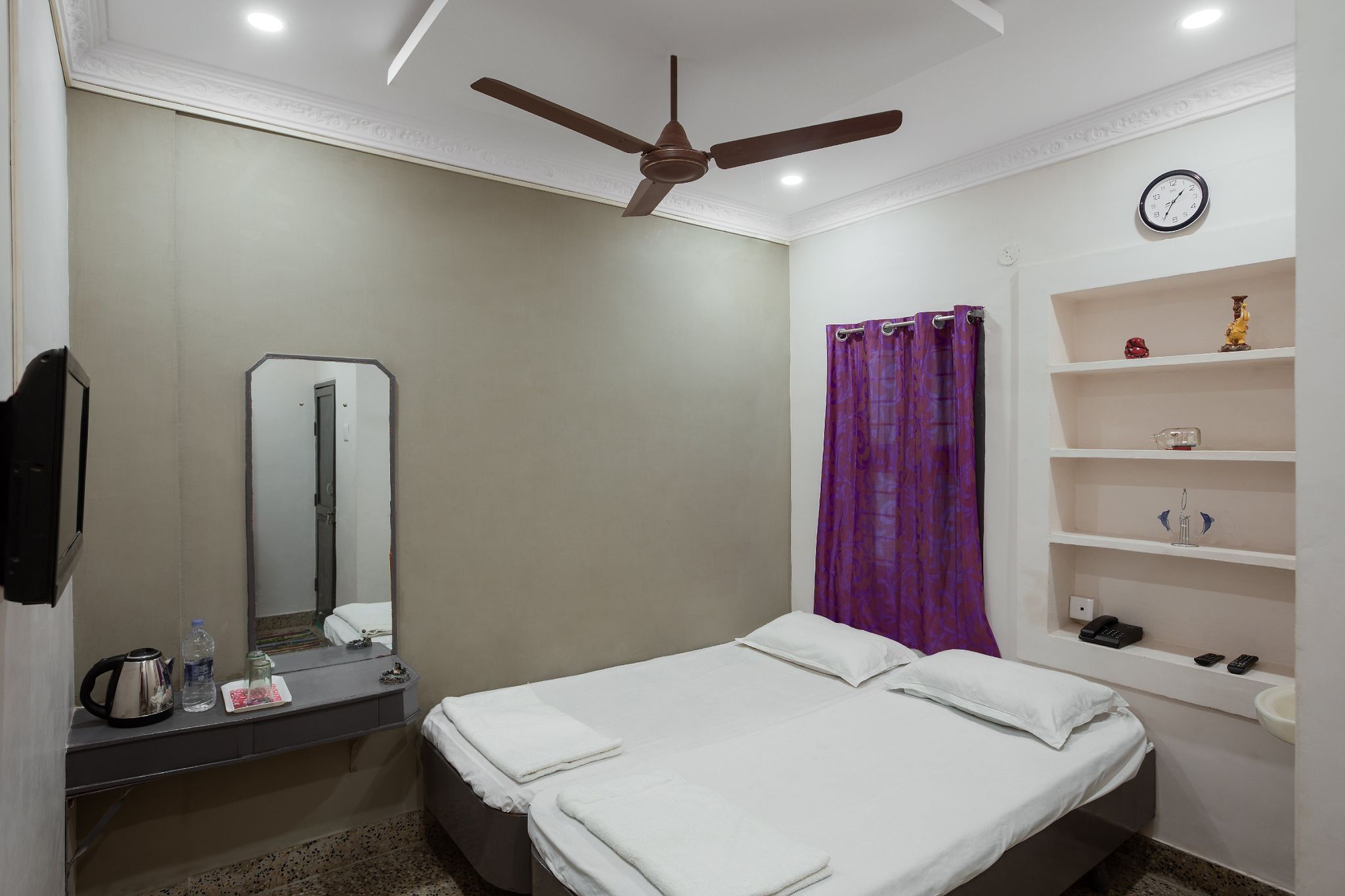 Hotel AKMG - Classic Double NON AC Rooms 2