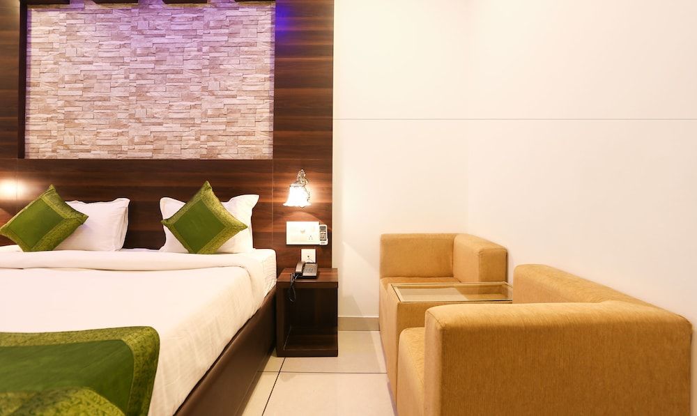 Treebo Trend Dwaraka Grand Deluxe Room, 1 King Bed 6