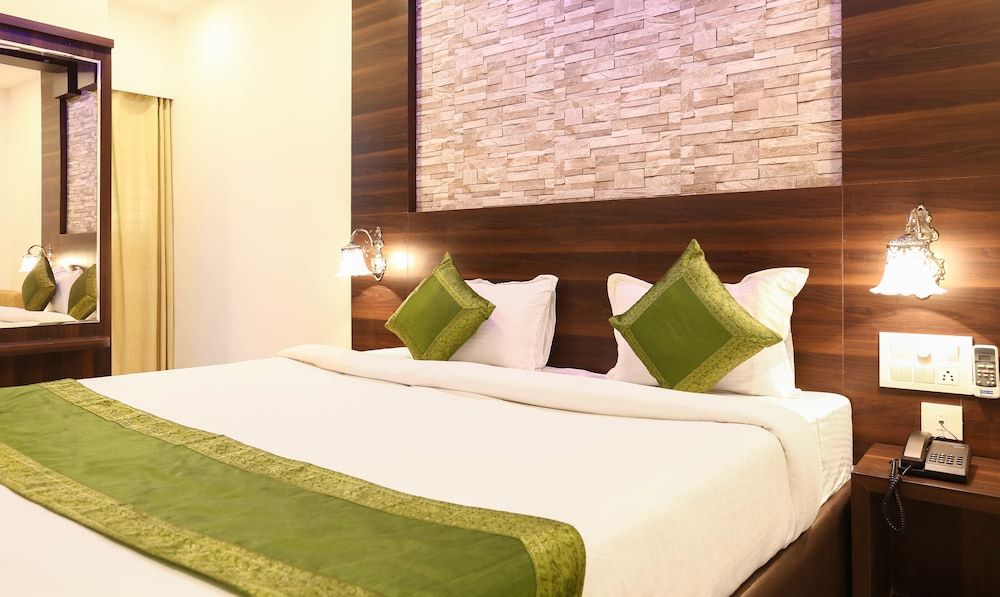 Treebo Trend Dwaraka Grand Deluxe Room, 1 King Bed 7