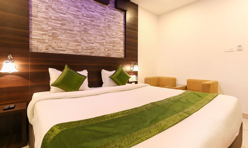 Treebo Trend Dwaraka Grand Deluxe Room, 1 King Bed 9