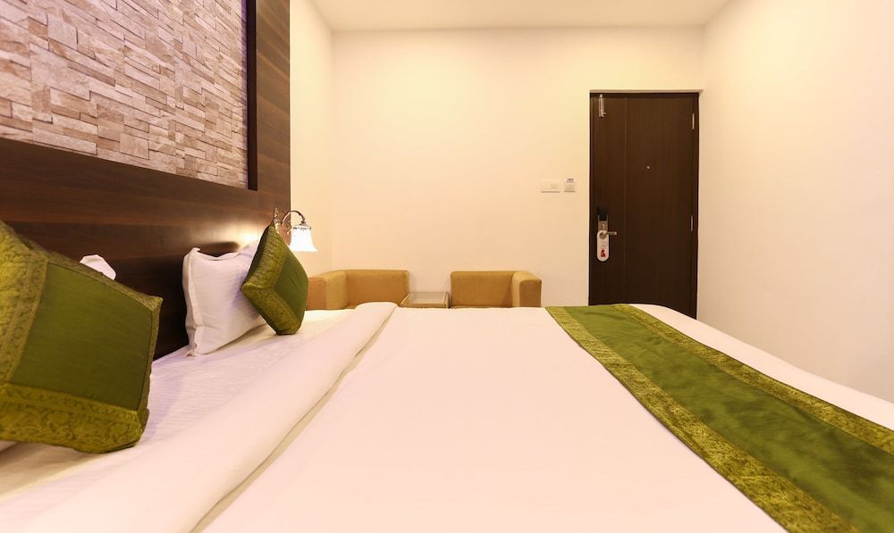 Treebo Trend Dwaraka Grand Deluxe Room, 1 King Bed 3