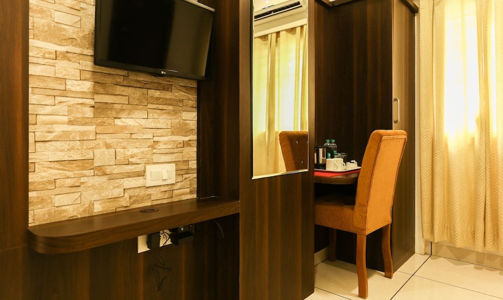 Treebo Trend Dwaraka Grand Standard Room, 1 Bedroom 12