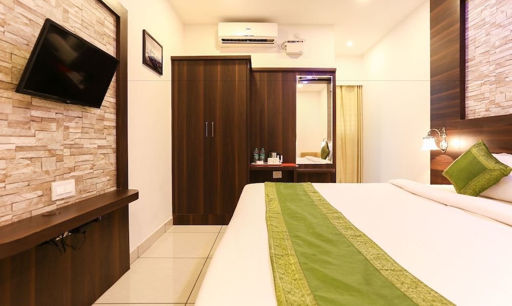 Treebo Trend Dwaraka Grand Deluxe Room, 1 King Bed 8