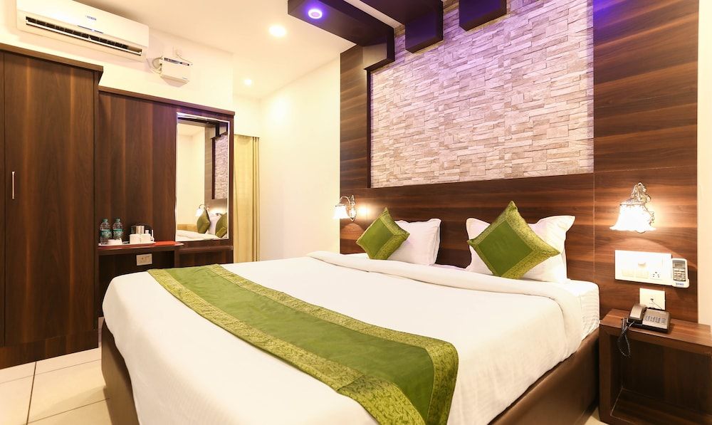 Treebo Trend Dwaraka Grand Deluxe Room, 1 King Bed 5