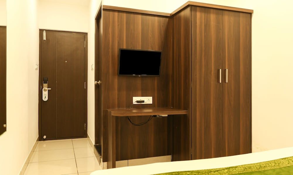 Treebo Trend Dwaraka Grand Standard Room, 1 Bedroom 13