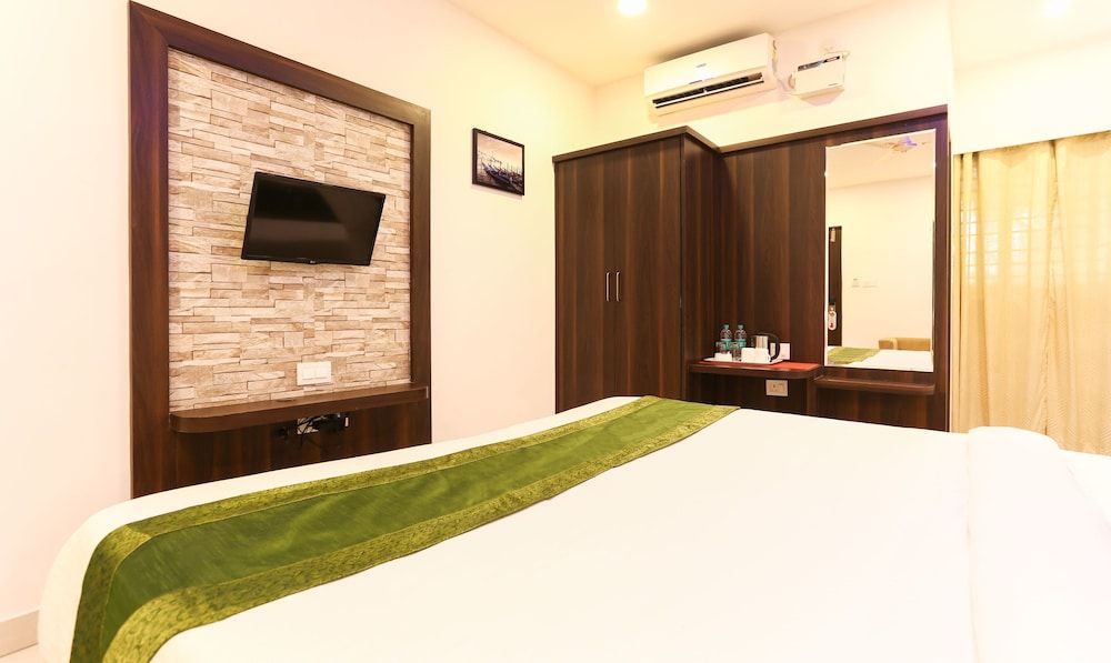 Treebo Trend Dwaraka Grand Deluxe Room, 1 King Bed 4