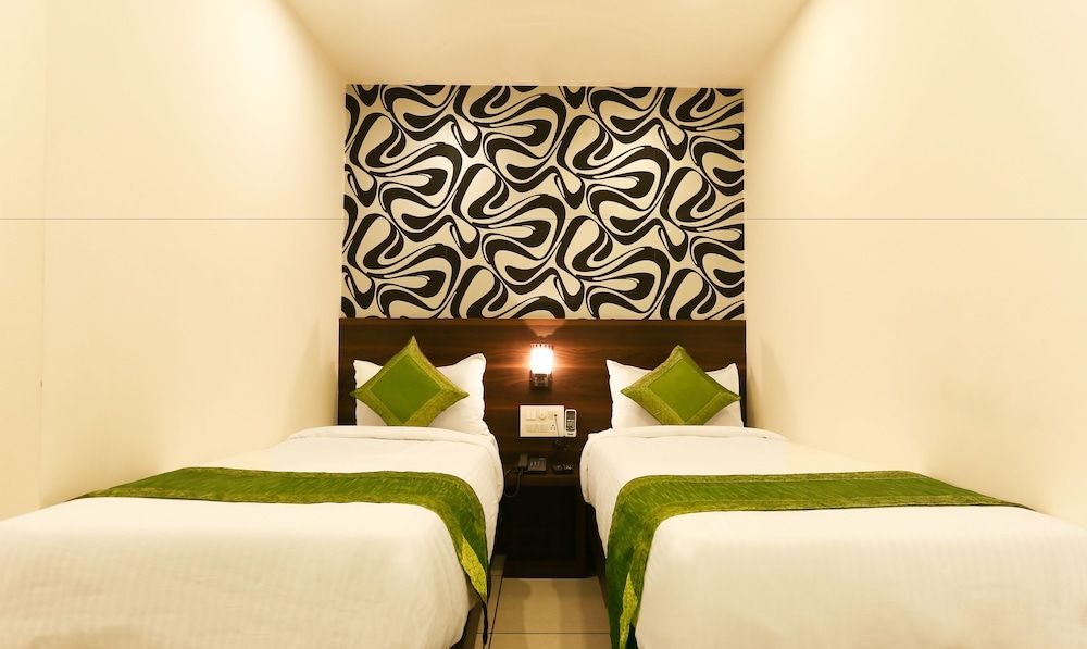Treebo Trend Dwaraka Grand Standard Room, 1 Bedroom 3