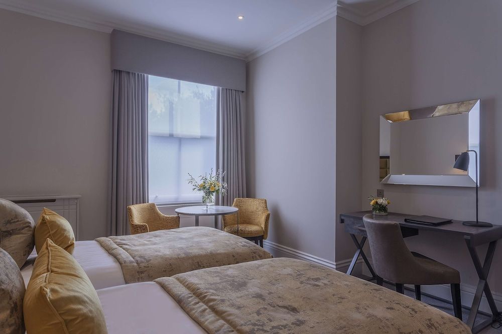 Oatlands Park Hotel Executive Twin Room 3