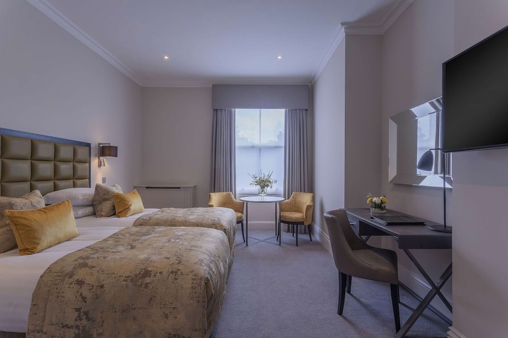 Oatlands Park Hotel Executive Twin Room 2