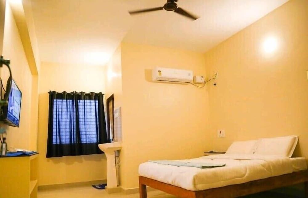 undefined iROOMZ Hotel Krishna Inn 5