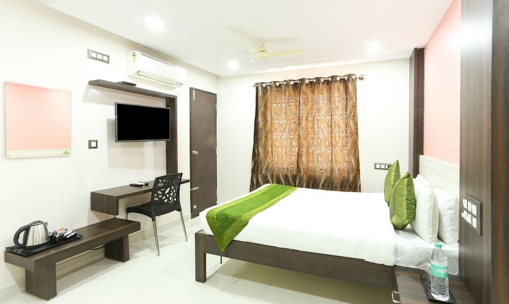 Treebo Habitat Suites and Rooms Deluxe Room, 1 King Bed 6