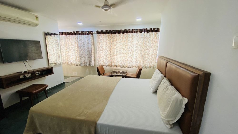 Amaravathi Hotel Comfort Room 3