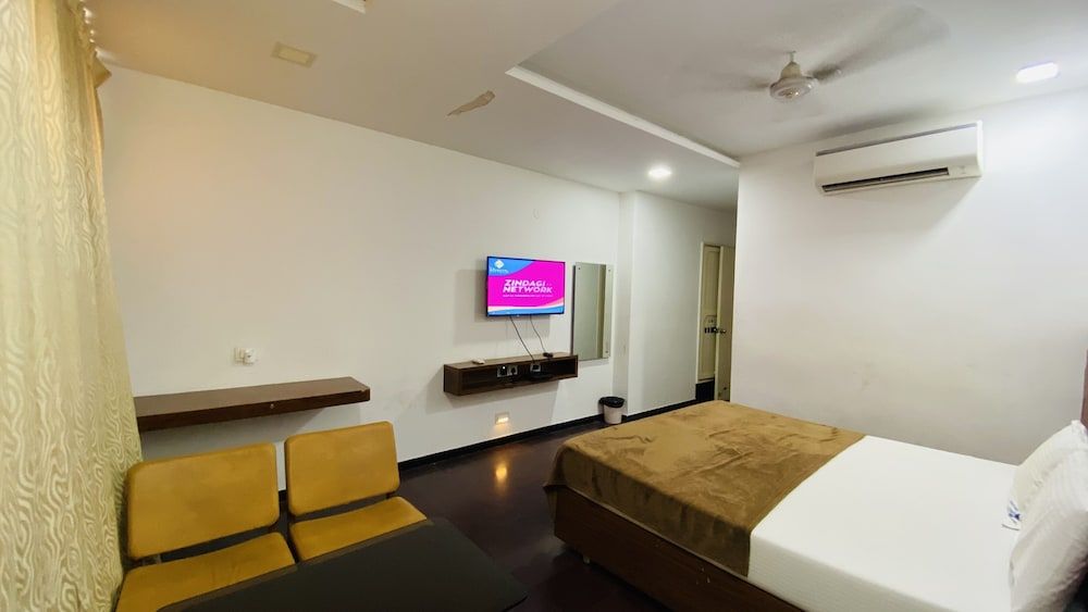 Amaravathi Hotel Comfort Room 10