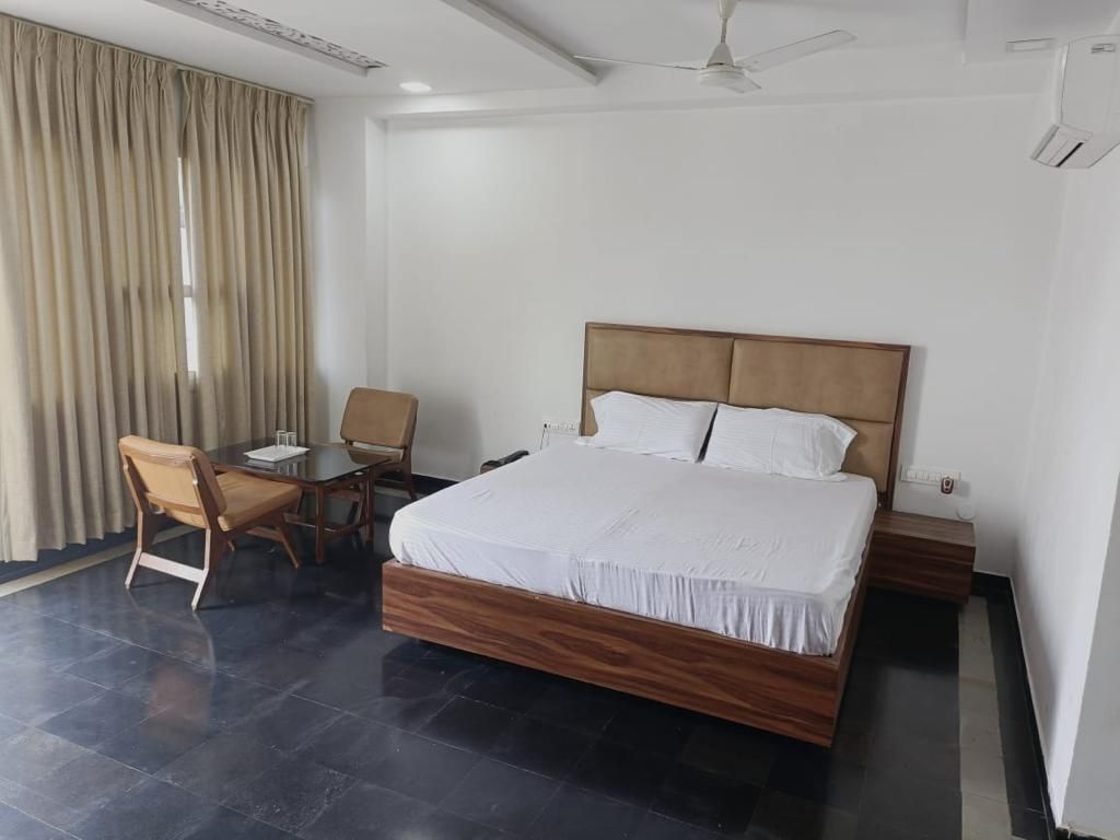 Amaravathi Hotel Comfort Room 2