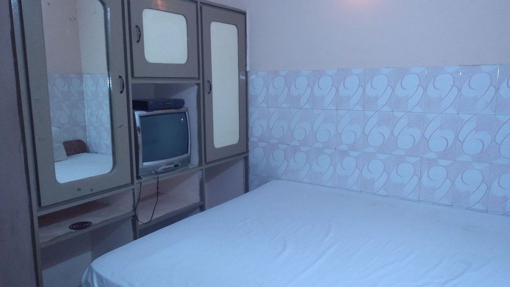 undefined Iroomz Hotel Nandini Lodge 2