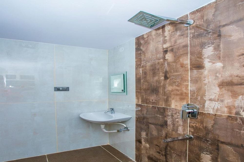 Red Key Bangalore Airport Deluxe Room 10