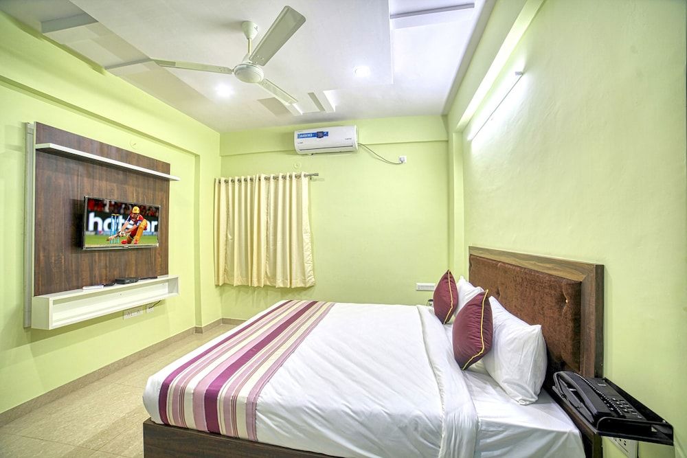 Red Key Bangalore Airport Deluxe Room 7