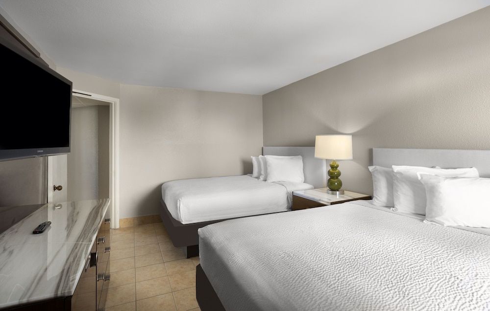 Suite, 3 Twin Beds, Partial Ocean View