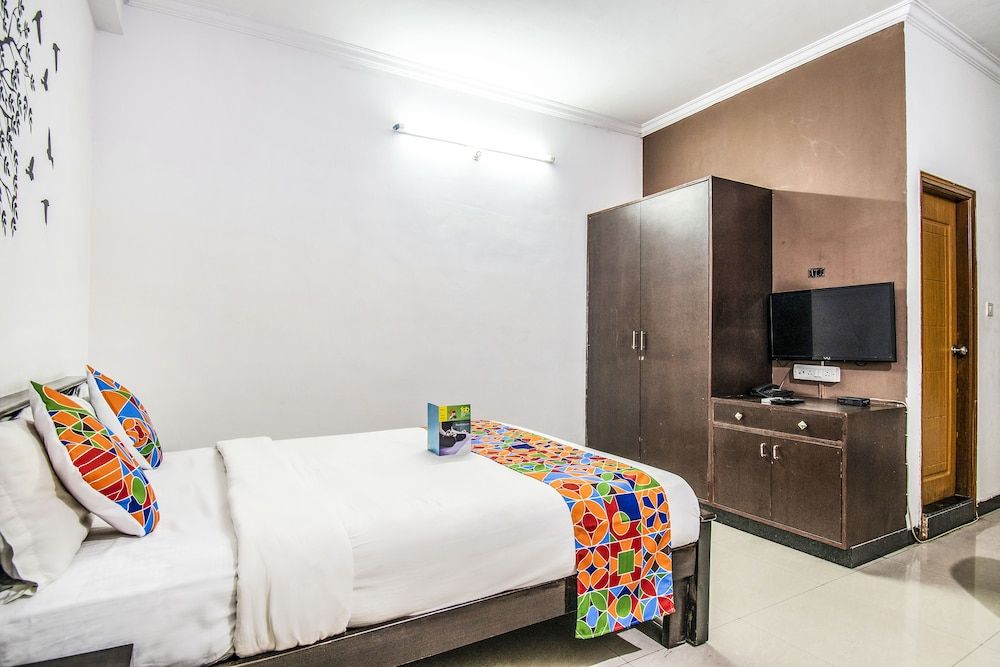 FabExpress GMR Grand 18 Premium Room, 1 Double Bed, Non Smoking 4