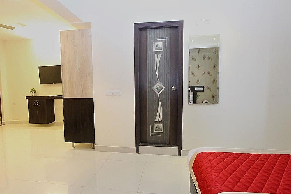 Vee Suites Bangalore Standard Room, 1 Bedroom, Smoking, City View 14